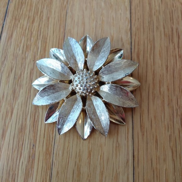 Vintage Flower Brooch Gold Tone Sunflower Daisy Sarah Coventry Statement Jewelry - Picture 7 of 8